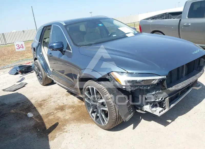 2022 Volvo XC60 фото