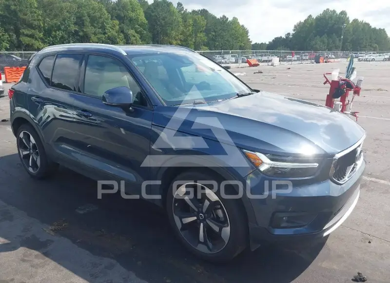 2022 Volvo XC40 фото