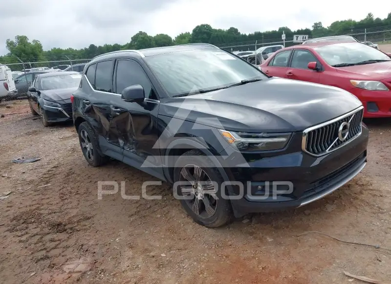 2022 Volvo XC40 фото