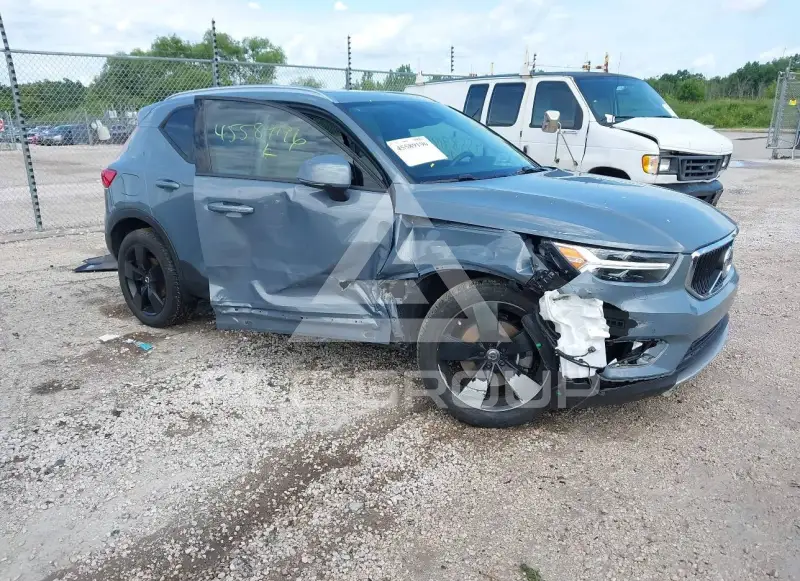 2022 Volvo XC40 фото