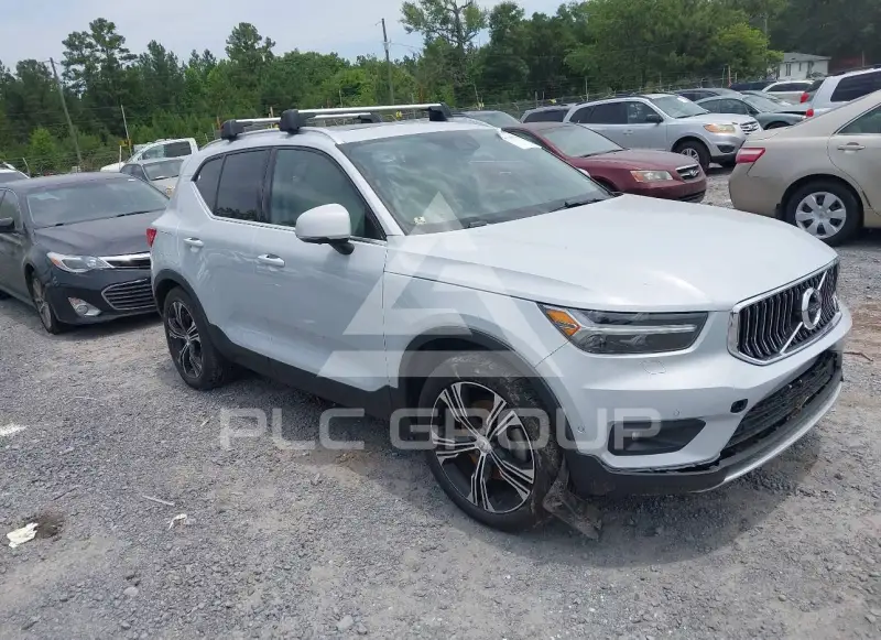 2022 Volvo XC40 фото
