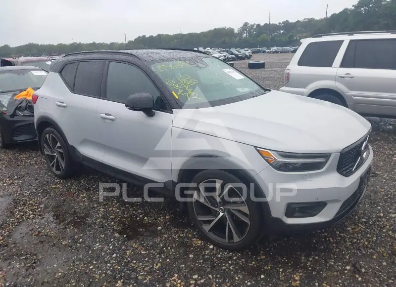 2022 Volvo XC40 фото