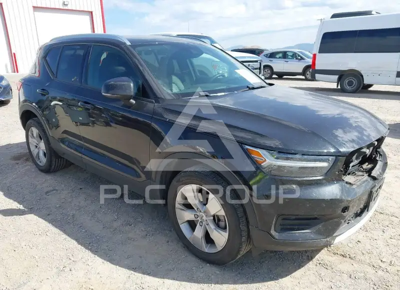 2022 Volvo XC40 фото