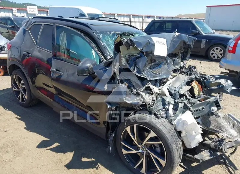 2022 Volvo XC40 фото