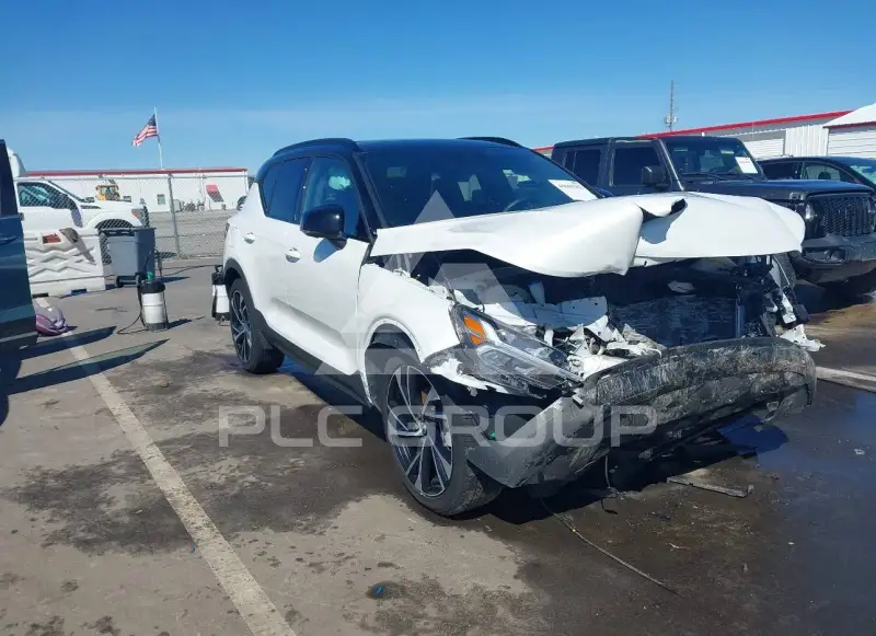 2022 Volvo XC40 фото