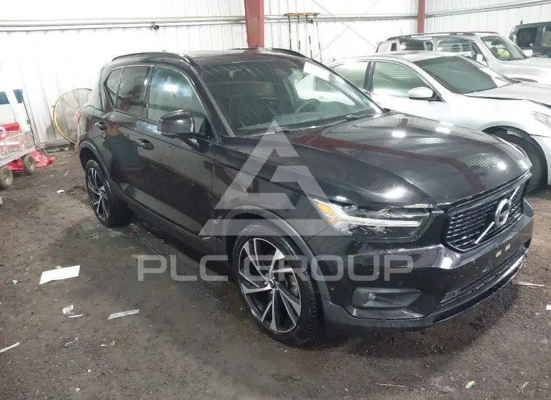 2022 Volvo XC40 фото