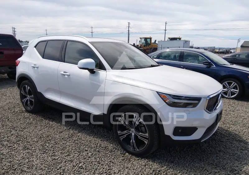 2022 Volvo XC40 фото