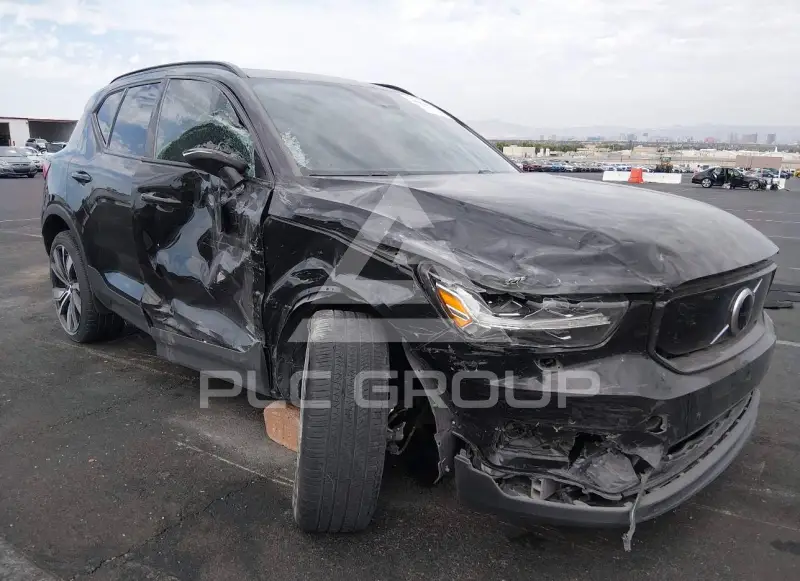 2022 Volvo XC40 фото