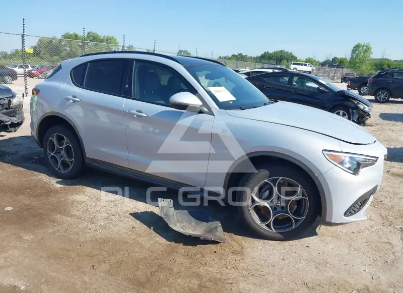 2022 Alfa Romeo Stelvio photo