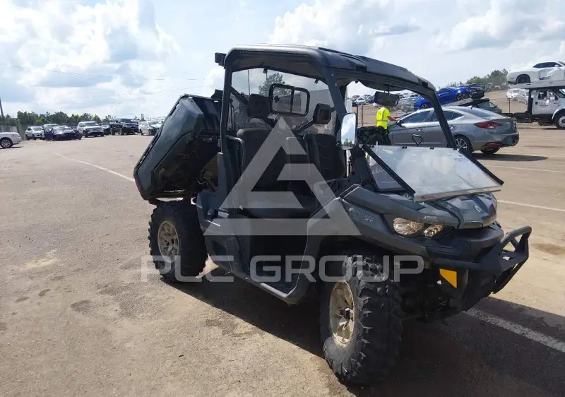 2022 Can-AM DEFENDER photo
