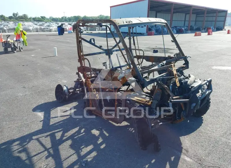 2022 Can-AM DEFENDER photo