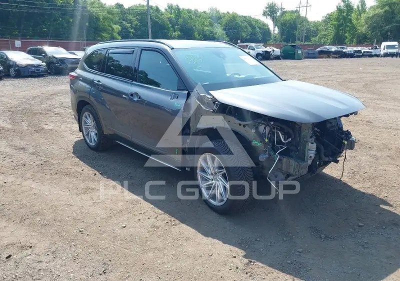 2022 Toyota Highlander photo