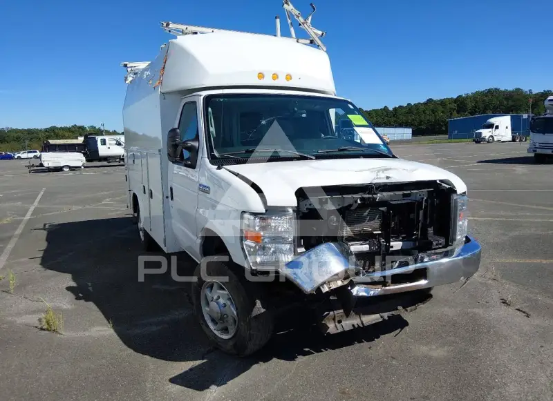 2022 Ford E-350 фото