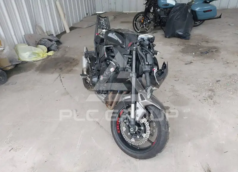 2023 Kawasaki ZR900 фото