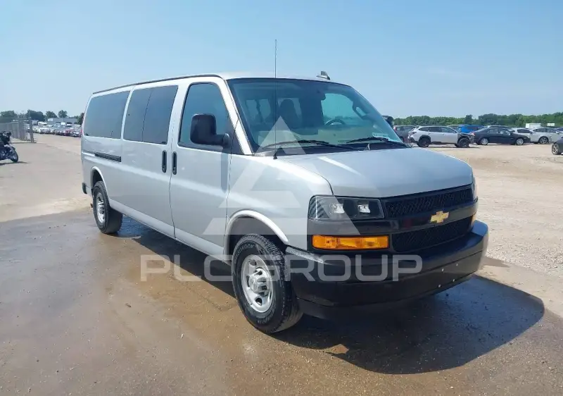 2023 Chevrolet Express фото