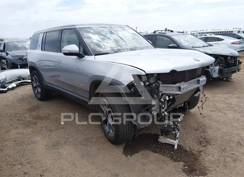 2023 Rivian R1S фото