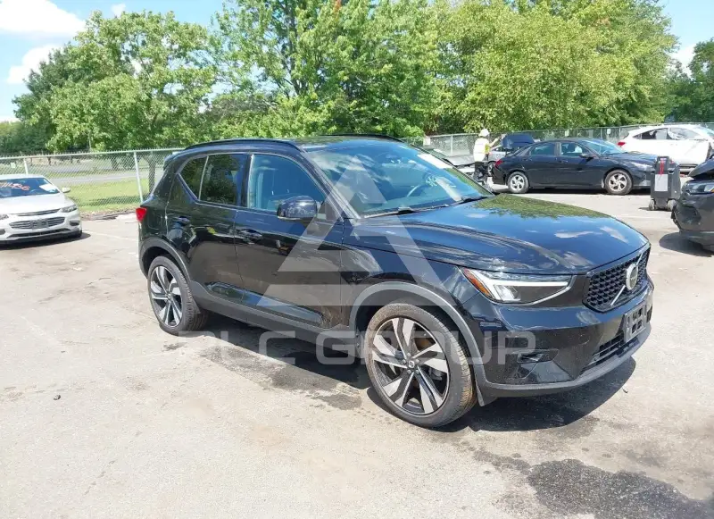 2023 Volvo XC40 фото