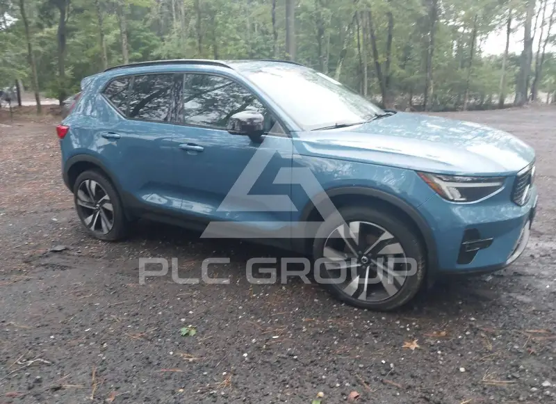 2023 Volvo XC40 фото