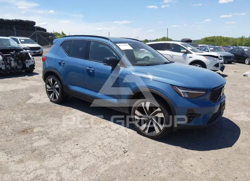 2023 Volvo XC40 фото