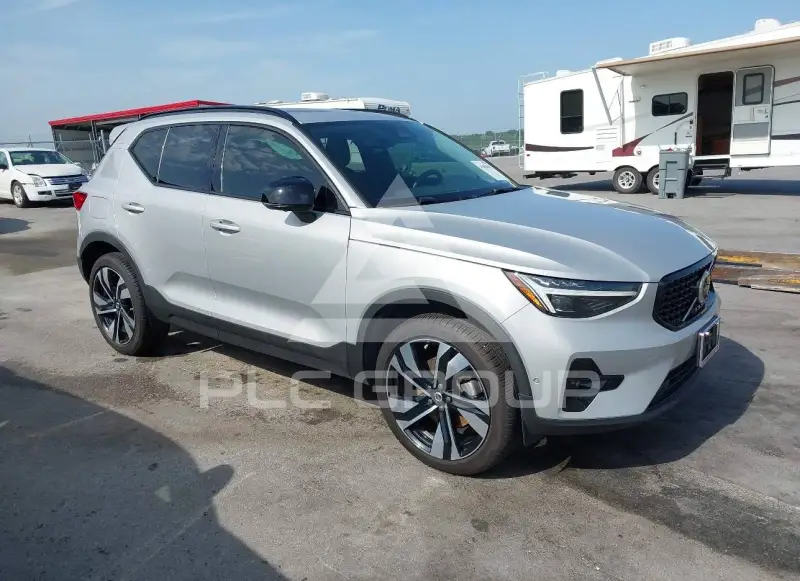 2023 Volvo XC40 фото