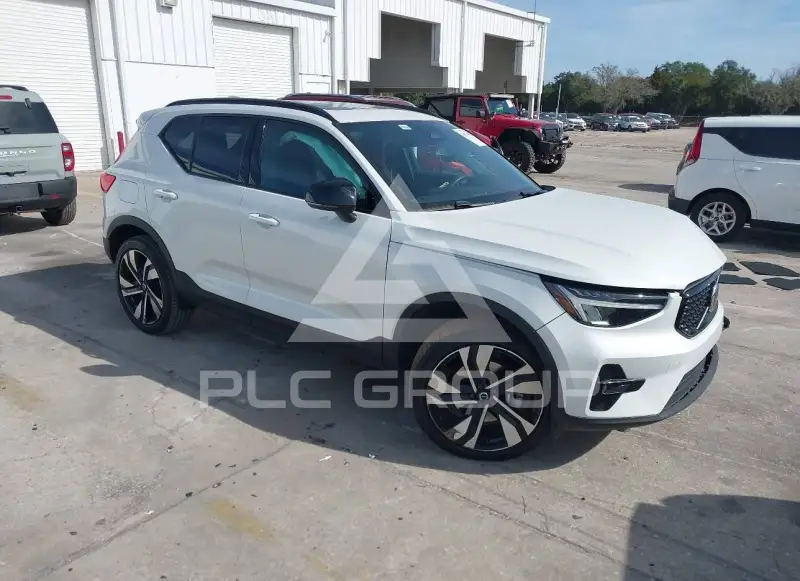 2023 Volvo XC40 фото