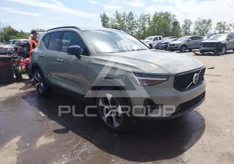 2023 Volvo XC40 фото