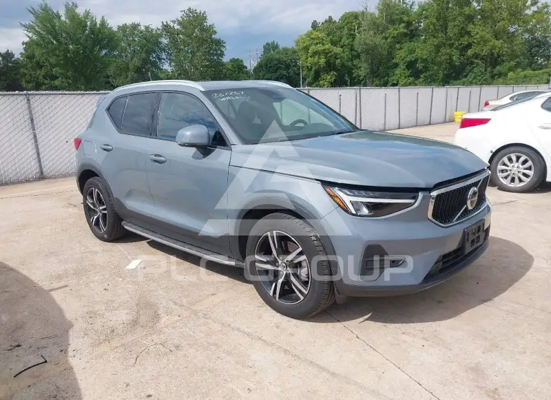 2023 Volvo XC40 фото