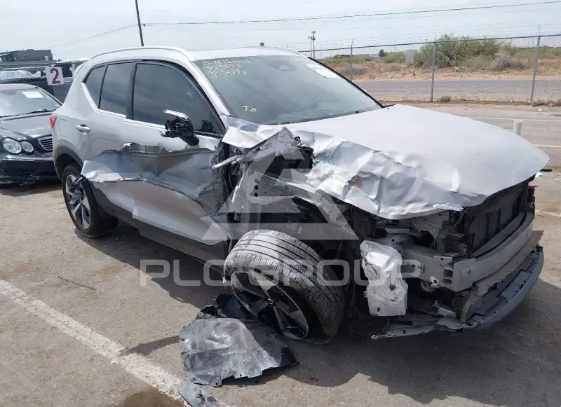 2023 Volvo XC40 фото
