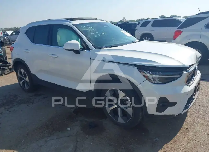 2023 Volvo XC40 фото