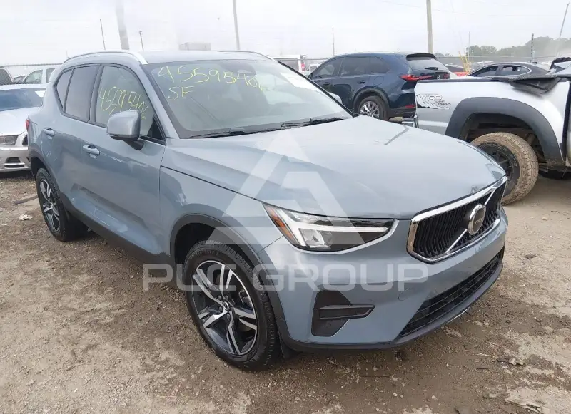 2023 Volvo XC40 фото