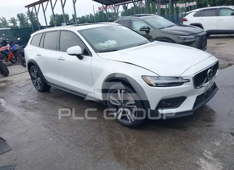 2023 Volvo V60 фото