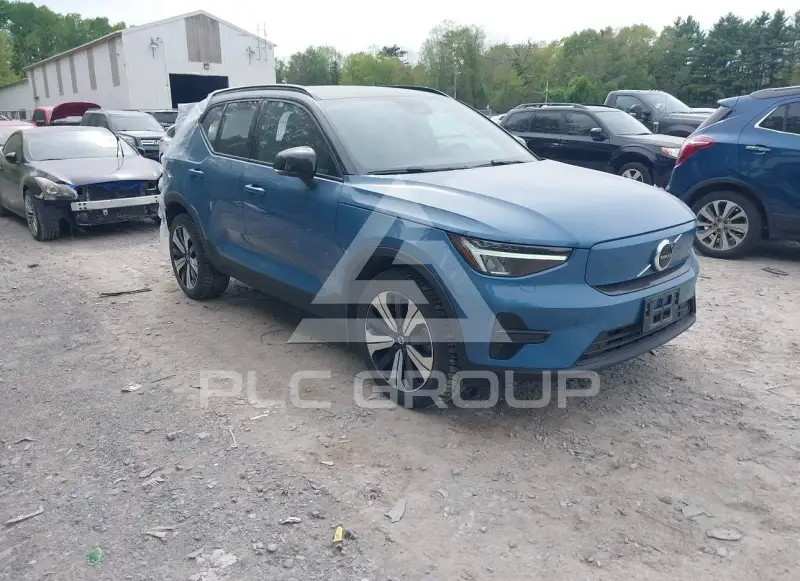 2023 Volvo XC40 фото