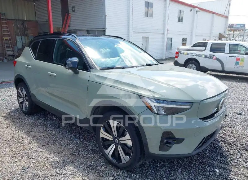 2023 Volvo XC40 photo