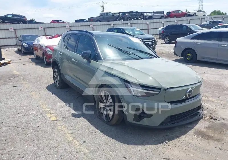 2023 Volvo XC40 фото
