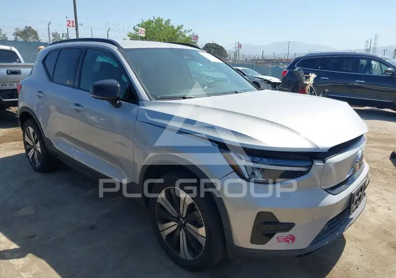 2023 Volvo XC40 фото