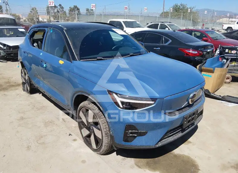 2023 Volvo XC40 фото