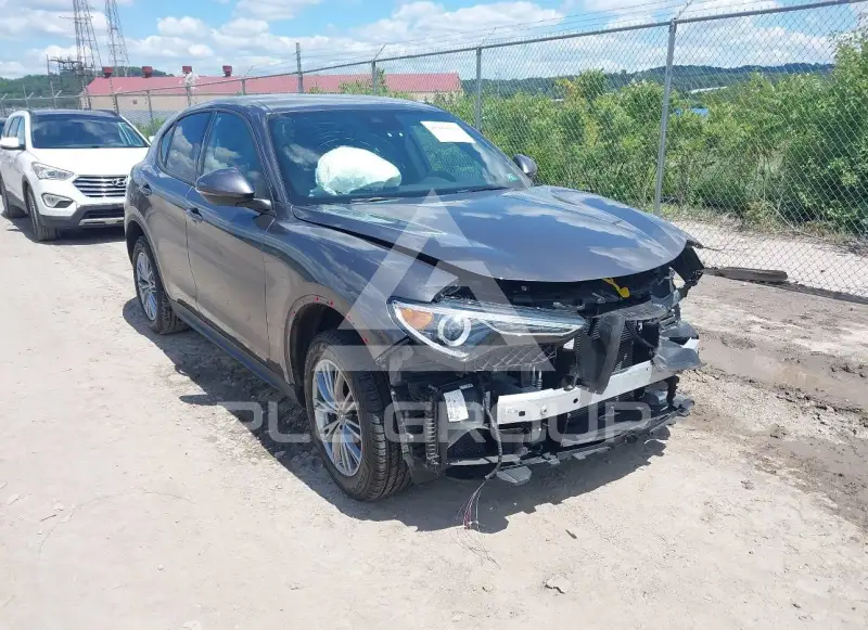 2023 Alfa Romeo Stelvio photo