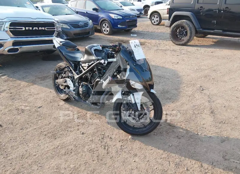 2023 Yamaha YZFR3 photo