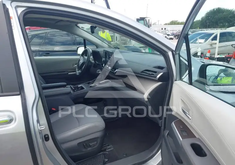 2023 Toyota SIENNA photo
