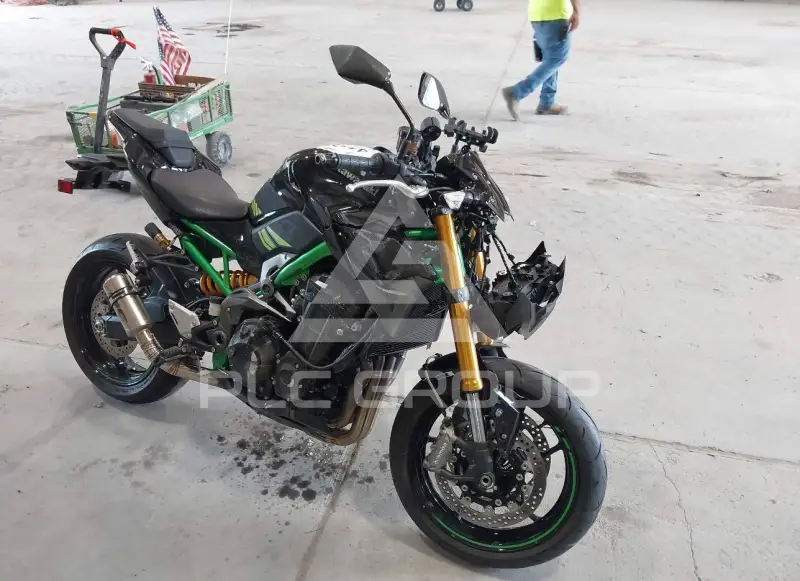 2024 Kawasaki ZR900 фото