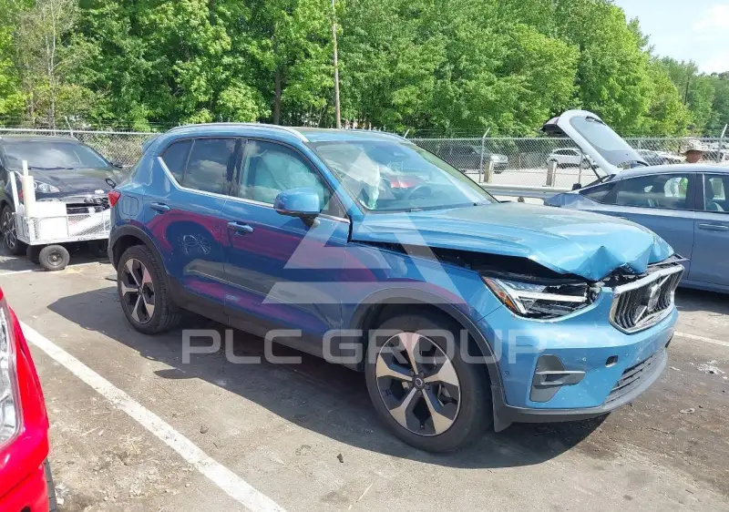 2024 Volvo XC40 фото