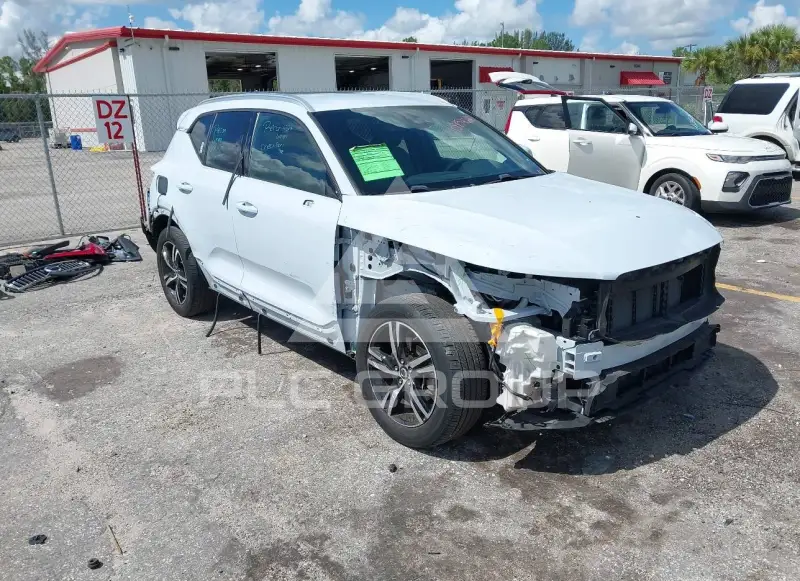 2024 Volvo XC40 фото