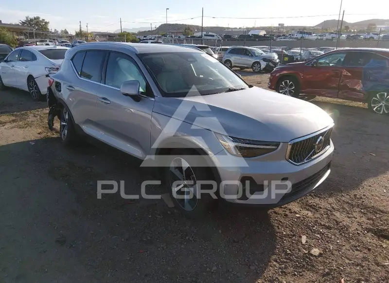 2024 Volvo XC40 фото