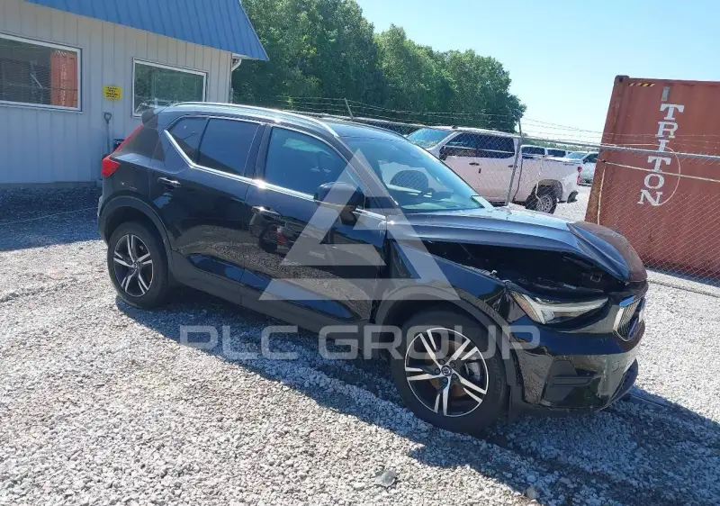 2024 Volvo XC40 фото
