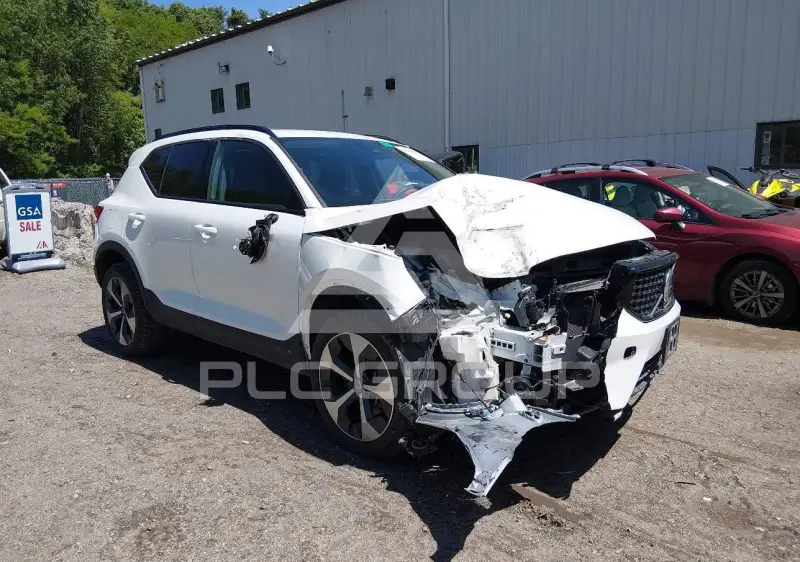 2024 Volvo XC40 photo