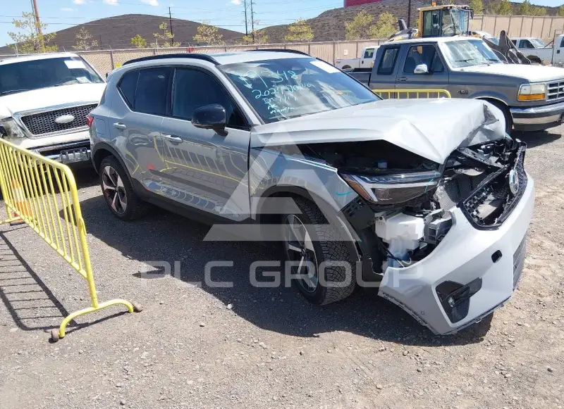 2024 Volvo XC40 фото