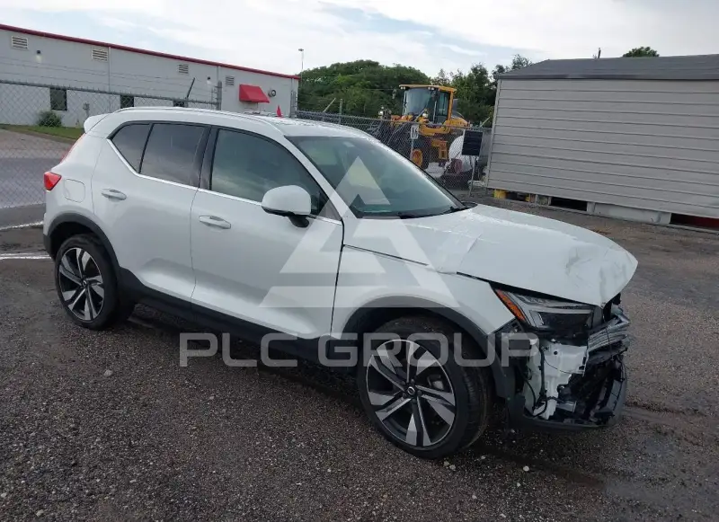 2024 Volvo XC40 фото