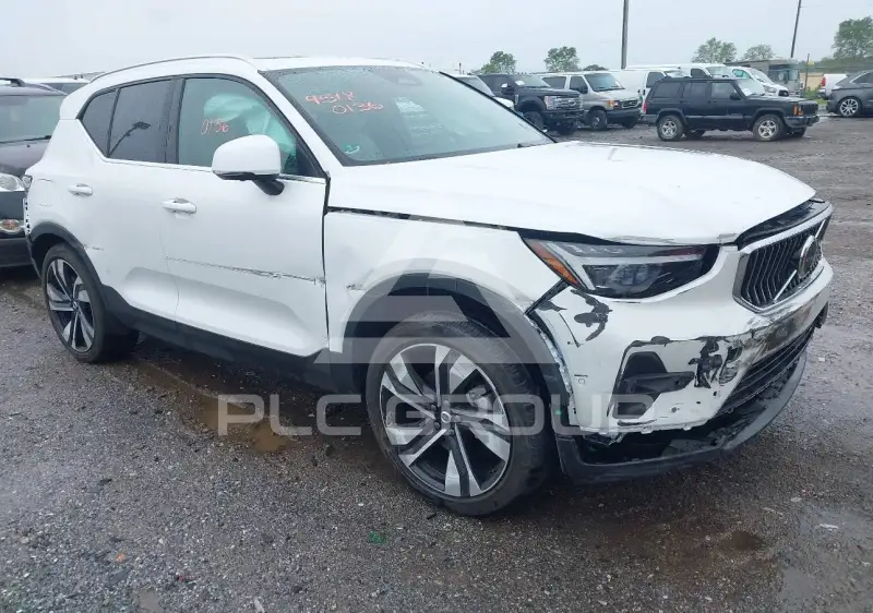 2024 Volvo XC40 фото