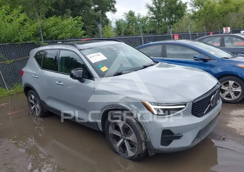 2024 Volvo XC40 фото