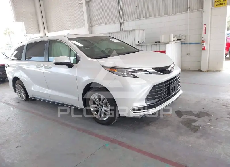 2024 Toyota SIENNA фото
